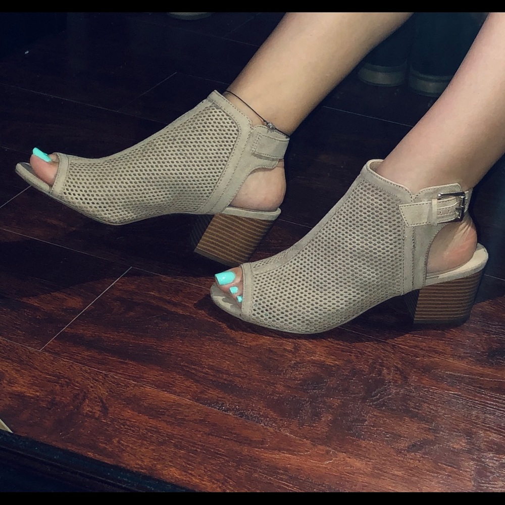 ADORABLE PEEP TOE HEELS